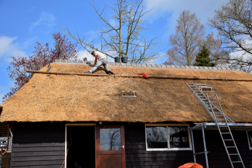 Construction d'une toiture en chaume