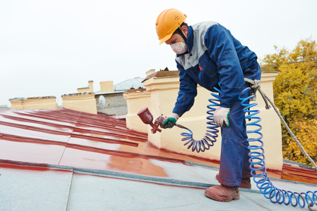Peinture et prélaquage toit par un ouvrier